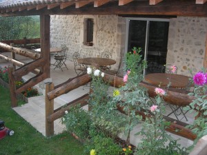 la terrasse fleurie des chambres d'hôtes