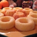 mini baba à l'orange en dessert de table d'hôtes
